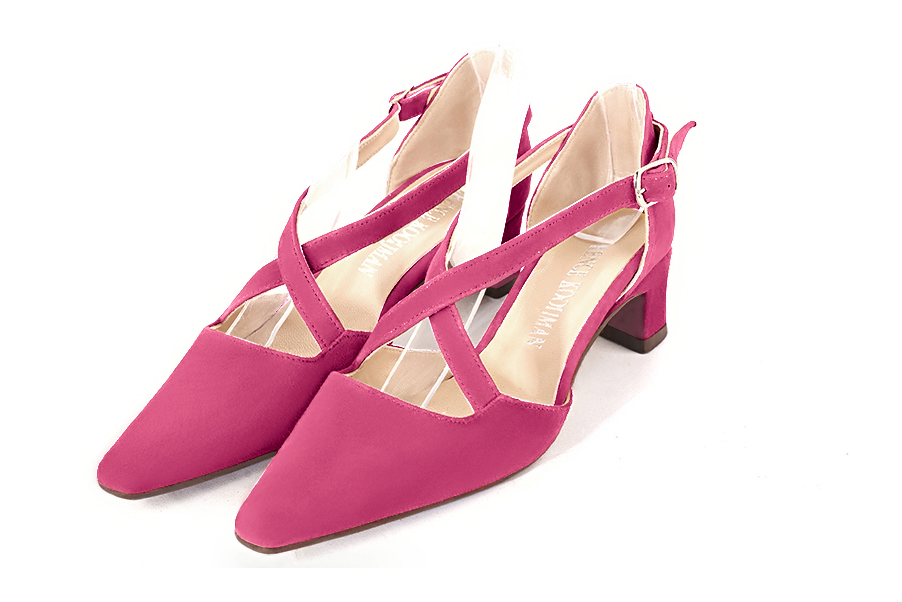 Women's fuschia pink open side dress shoes, with crossed straps. Tapered toe. Low kitten heels - Front view